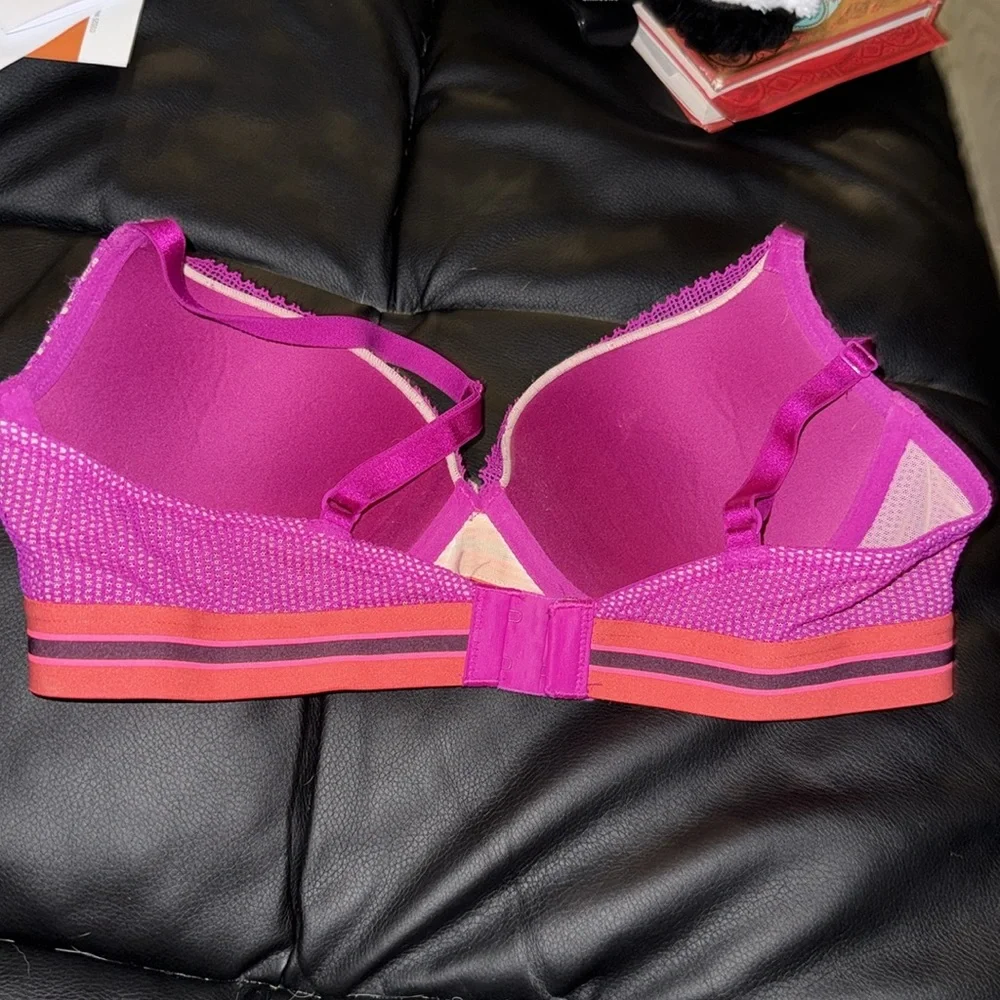 New Victoria Secert bra 36c never worn just took the tag off can’t return it . - Picture 2 of 6